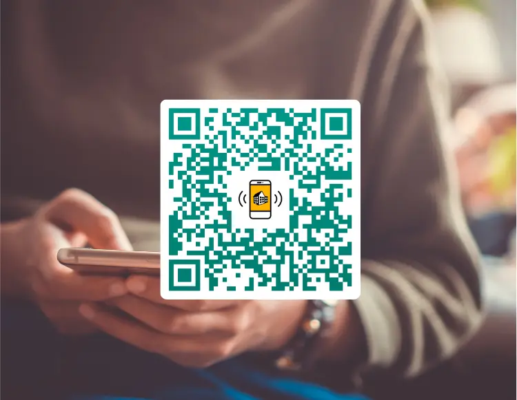 Teija-appen – Min Föreningsapp för våra medlemmar QR-kod ovanpå person med mobil – information om Teijas medlemsapp Min Föreningsapp