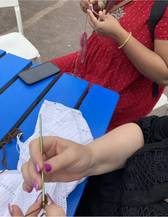 Kreativ virkning i sällskap – Teijas handarbetsgemenskap Närbild på virkning med vit tråd och lila nagellack – hantverksträff i Järfälla