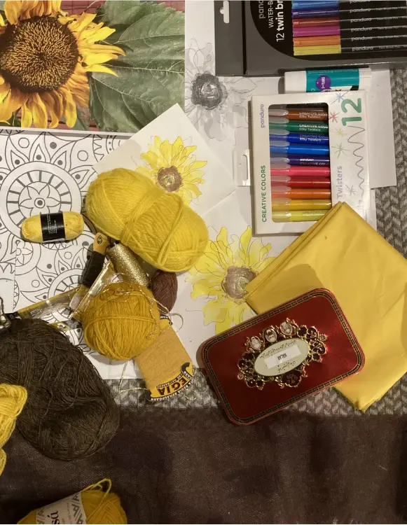 Färg, form och fantasi – Teijas skaparbord i full blom Gula garner, färgpennor och solrosmotiv – inspiration från Teijas hantverksbord