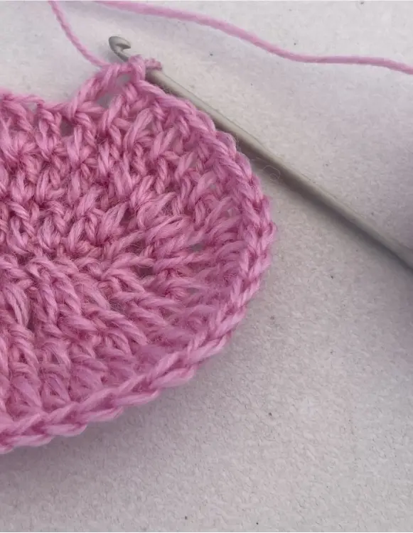 Mjuka maskor i rosa – hantverk i lugn och ro Rosa virkprojekt i närbild – handarbete med hjärta hos Teija