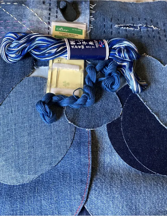 Återbruk med stil – jeansbroderi i föreningens anda Blå jeanslappteknik med broderigarn – återbruk och hantverk i Teija